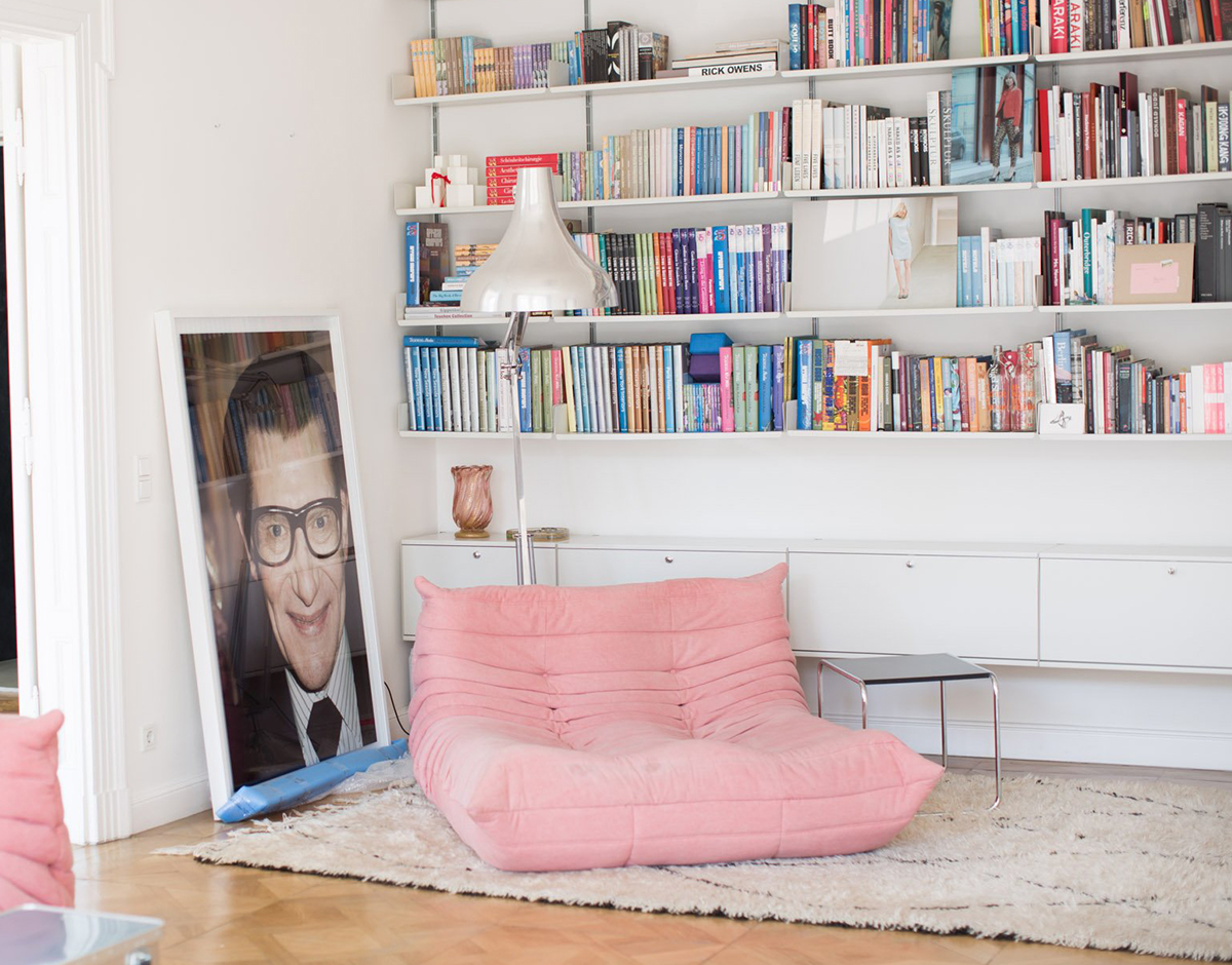 Flat cussioned low chair